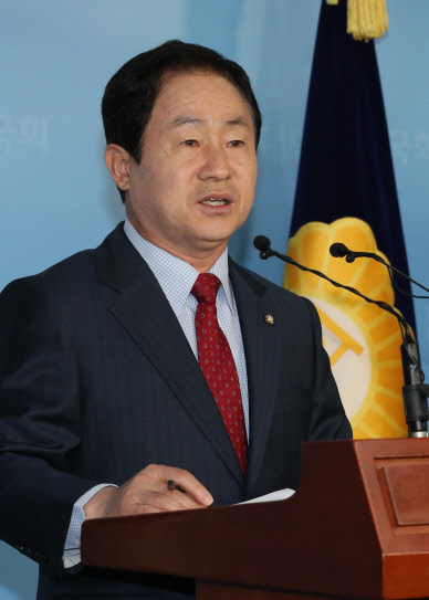 이미선 헌법재판관 후보자 인사청문위원인 주광덕 한국당 의원이 14일 국회 정론관에서 기자회견을 열고 인사검증 총책임자인 조국 민정수석에게 맞짱토론을 제안하고 있다. 연합뉴스